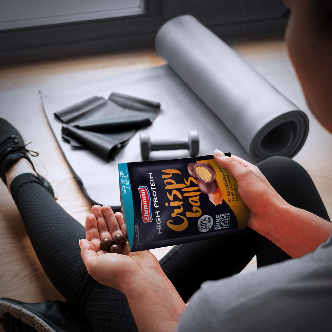 Sportlerin öffnet Crispy Balls Verpackung